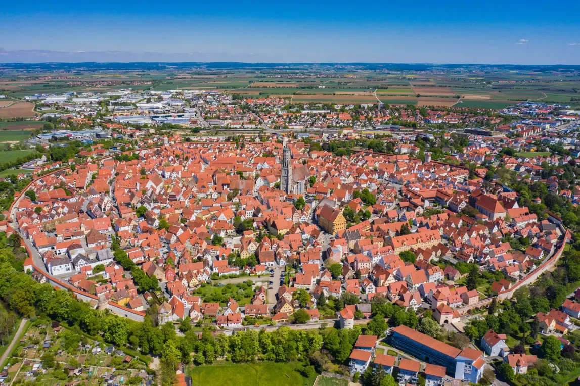 Das Bild zeigt die Stadt Nördlingen von oben.